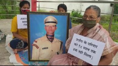 Photo of कारगिल विजय दिवसः धरने पर बैठा शहीद के परिवार के माता पिता, 18 साल से मिला सिर्फ आश्वासन