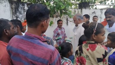 Photo of भारतीय किसान मंच के राष्ट्रीय सचिव शिव कुमार सिंह ने बांटी मिठाई