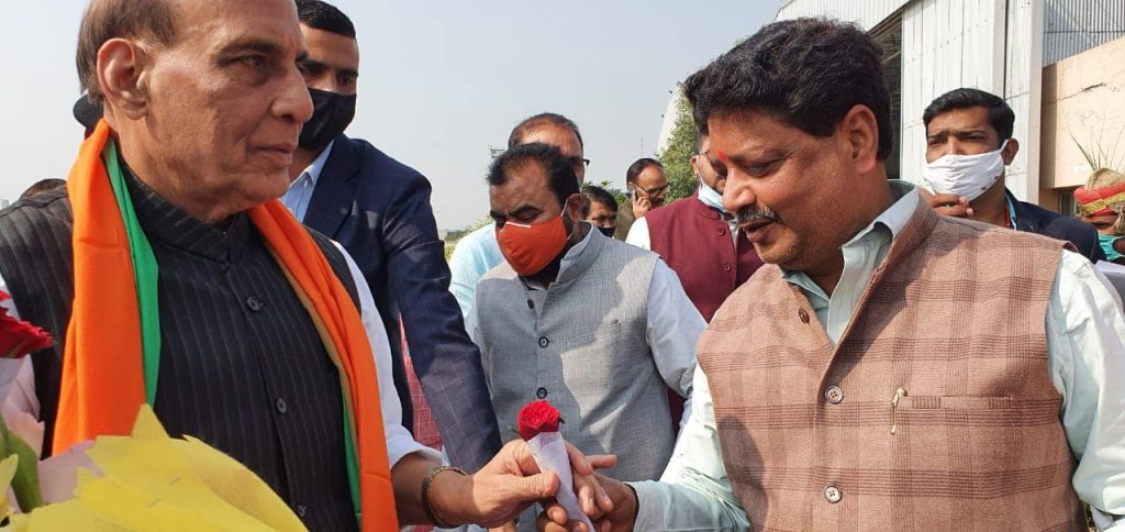 रक्षा मंत्री राजनाथ सिंह का स्वागत करते पूर्व जिला पंचायत सदस्य राजेश सिंह