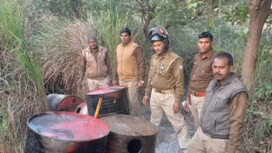Photo of जंगल में दबिश के दौरान अवैध कच्ची शराब भट्ठियों को किया नष्ट