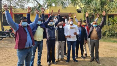 Photo of मिर्जापुर में चुनाव रोकने की मांग को लेकर लोगों ने किया प्रदर्शन