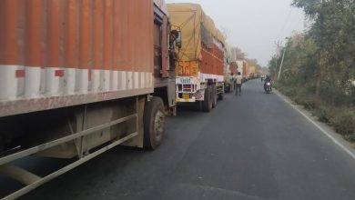 Photo of बनी-मोहान मार्ग पर ट्रक खराब होने से घंटो लगा रहा कई किलोमीटर लंबा भीषण जाम