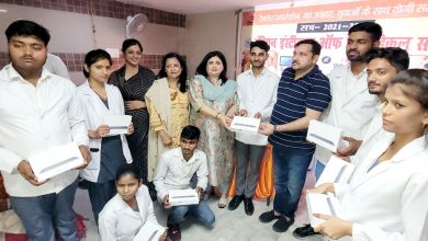 Photo of इंडियन इंस्टीट्यूट आफ पैरामेडिकल साइंसेज परिसर में हुआ स्मार्टफोन व टेबलेट का वितरण