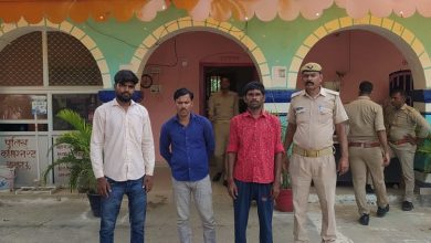 Photo of बंथरा में सार्वजनिक स्थानों पर शराब पीने वाले तीन लोगो को पुलिस ने किया गिरफ्तार