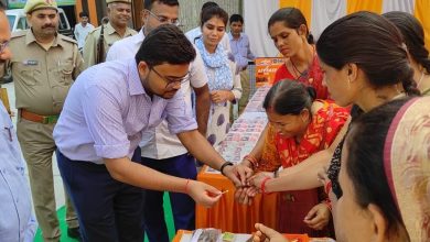 Photo of सीडीओ ने हस्तनिर्मित वस्तुएं खरीदकर महिलाओं को किया प्रोत्साहित