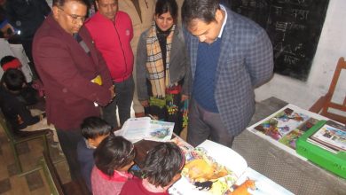 Photo of डीएम ने निरीक्षण के दौरान बच्चों को देख कर लगाई पाठशाला