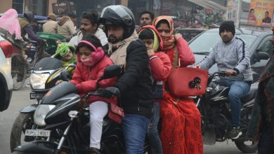 Photo of घने कोहरे व भींषण़ ठंडी हवाओं से लोग हो रहे परेशान