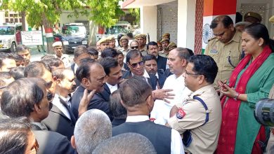 Photo of ज्ञापन सौंपने के अधिवक्ताओं की अपर पुलिस अधीक्षक से हुई नोकझोंक