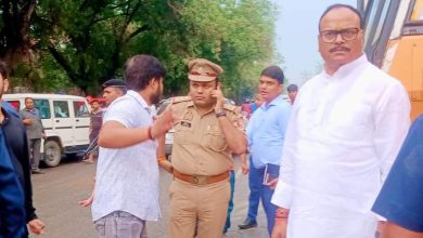 Photo of लखनऊ कानपुर राजमार्ग के स्कूटर इंडिया चौराहे पर जाम में फंसे यूपी के डिप्टी सीएम बृजेश पाठक