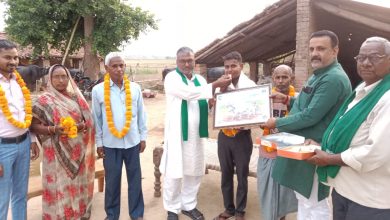 Photo of यूपी लोक सेवा आयोग में युवक के चयन पर किसान यूनियन के नेता पहुंचे घर
