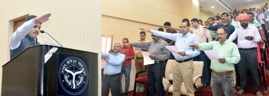 अपर निदेशक सूचना ने कार्मिको को दिलाई शपथ