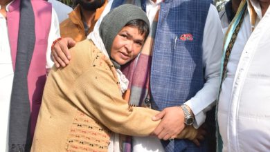 Photo of मानसिक मंदित महिलाओं के सहारा बनें डॉ. राजेश्वर सिंह, शीत ऋतु से सुरक्षा के लिए बांटे कंबल