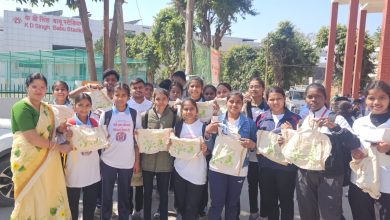 Photo of तारा शक्ति सिलाई केन्द्र के बने कपड़े के थैले केडी सिंह बाबू स्टेडियम में केकेसी से आये वैलेंटियर्स को दिये गए