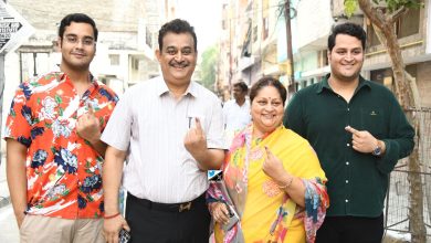 Photo of सूचना निदेशक शिशिर सिंह ने परिवार के साथ गोमतीनगर में किया मतदान