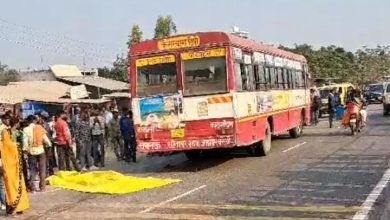 Photo of रोडवेज बस की टक्कर से पति-पत्नी की मौत,बालक घायल