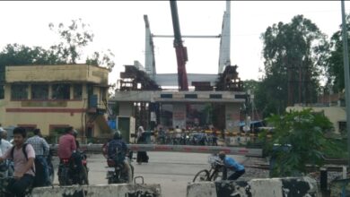 Photo of रेलवे का गाटर रखने में ढुलमुल रवैए से हरौनी के लोग परेशान