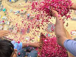 Photo of “नैपालापुर चौराहे पर कावड़ियों का फूल वर्षा कर भव्य स्वागत”