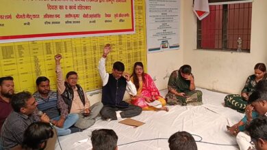 Photo of लंबित मांगों को लेकर लेखपालों ने तहसील दिवस व अन्य कार्यों का किया बहिष्कार