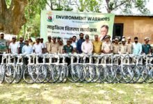 Photo of मुस्तफाबाद फारेस्ट गेस्ट हाउस पीलीभीत में विधायक राजेश्वर सिंह ने वितरण की साइकिल व स्कूल किट