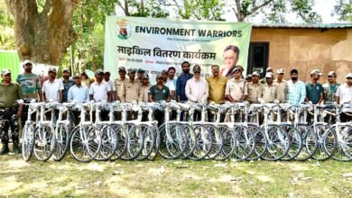 Photo of मुस्तफाबाद फारेस्ट गेस्ट हाउस पीलीभीत में विधायक राजेश्वर सिंह ने वितरण की साइकिल व स्कूल किट