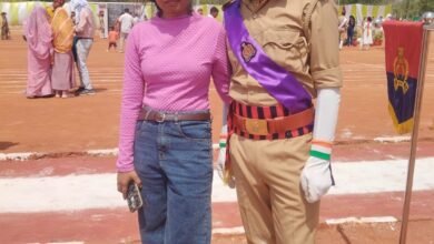 Photo of एक ही परिवार से दो वर्दीधारी—भाई-बहन बने क्षेत्र के लिए प्रेरणा