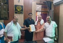 Photo of जनहित व्यापार मण्डल ने डीएम समेत तमाम अधिकारियों को सौंपा ज्ञापन
