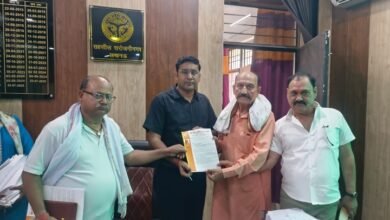 Photo of जनहित व्यापार मण्डल ने डीएम समेत तमाम अधिकारियों को सौंपा ज्ञापन