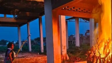 Photo of बहन ने रूढ़िवादिता तोड़ निभाई भाई के अंतिम संस्कार की जिम्मेदारी, दी मुखाग्नि