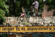 Photo of ललूमर में प्राइमरी स्कूल की छत पर चढ़ाकर बच्चों से कराई सफाई वीडियों वायरल