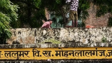 Photo of ललूमर में प्राइमरी स्कूल की छत पर चढ़ाकर बच्चों से कराई सफाई वीडियों वायरल
