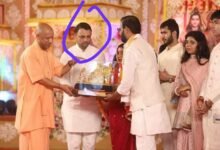 Photo of जालौन के सुदामा दीक्षित ने मुख्यमंत्री योगी आदित्यनाथ को भेंट किया शिव महापुराण स्मृति चिह्न
