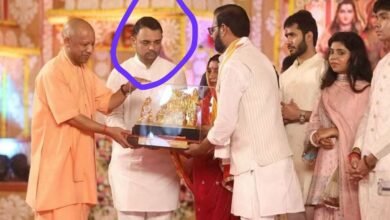 Photo of जालौन के सुदामा दीक्षित ने मुख्यमंत्री योगी आदित्यनाथ को भेंट किया शिव महापुराण स्मृति चिह्न