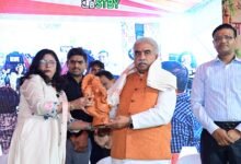 Photo of योगी सरकार की पहल से सरकारी अस्पतालों में बढ़ेगी यूपी के बुनकरों के उत्पादों की पहुंच